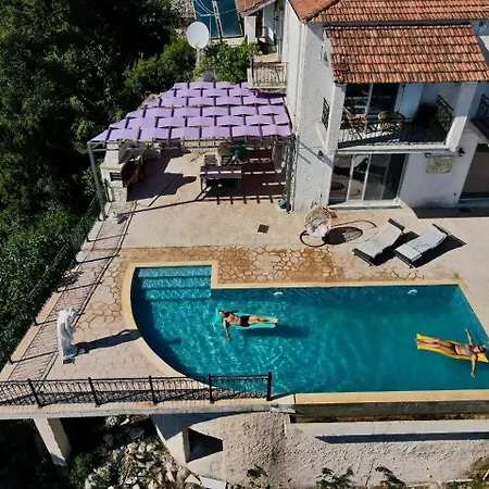 Daniella With Seaview Pool
